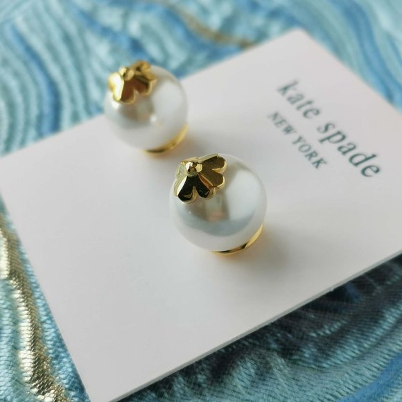 Kate Spade Pearls On Pearls Flower Gold White Stud Earrings. New with pouch - Picture 2 of 3